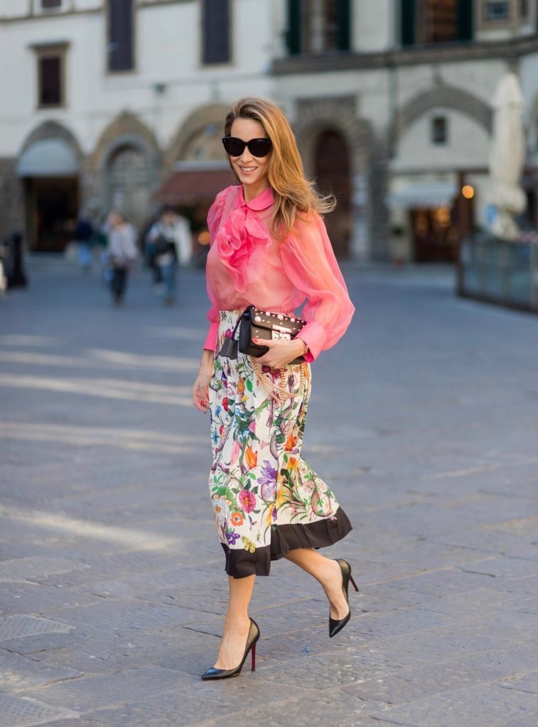FLORENCE, ITALY - JANUARY 11: German fashion blogger and model Alexandra Lapp is wearing a black Padlock shoulder bag by Gucci , a pink blouse by Gucci, pleated Flora snake, silk skirt by Gucci, sunglasses from Celine, black Christian Louboutin pumps on January 11, 2017 in Florence, Italy. (Photo by Christian Vierig/Getty Images) *** Local Caption *** Alexandra Lapp