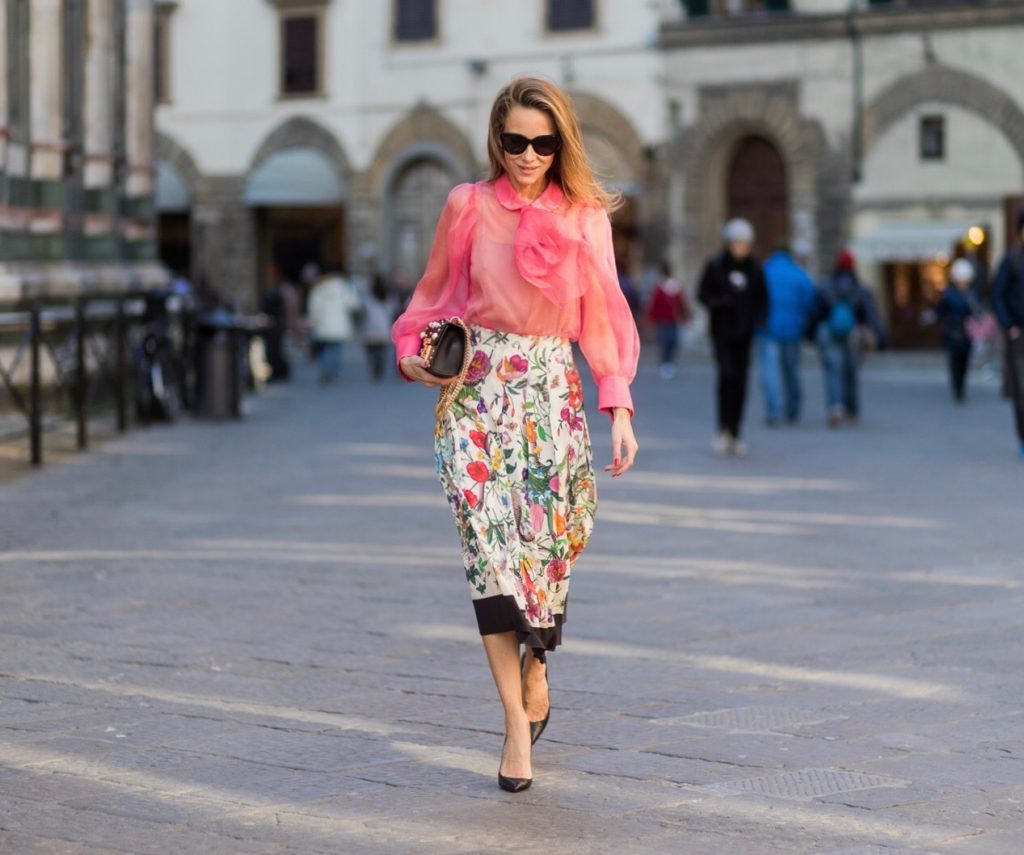 FLORENCE, ITALY - JANUARY 11: German fashion blogger and model Alexandra Lapp is wearing a black Padlock shoulder bag by Gucci , a pink blouse by Gucci, pleated Flora snake, silk skirt by Gucci, sunglasses from Celine, black Christian Louboutin pumps on January 11, 2017 in Florence, Italy. (Photo by Christian Vierig/Getty Images) *** Local Caption *** Alexandra Lapp