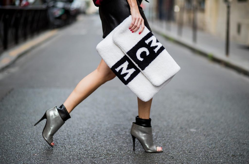 Alexandra Lapp wearing a plaid shirt by Set Fashion, mini leather skirt and a leather belt with studs by Set, oversized MCM Stark Pouch in lambskin, IWC Portugieser Chronograph, open toe ankle boots in silver from Guiseppe Zanotti and Diormania sunglasses by Dior is seen during Paris Fashion Week Spring/Summer 2018 on September 26, 2017 in Paris, France. BILD EINBETTEN LIZENZ 1 of 10 Singer Patricia Manfield wears a Dior hat, dress, shoes and bag day 1 of Paris Womens Fashion Week Spring/Summer 2018, on September 26, 2017 in Paris, France. Singer Patricia Manfield wears a Dior hat, dress, shoes and bag day 1 of Paris Womens Fashion Week Spring/Summer 2018, on September 26, 2017 in Paris, France. BILD EINBETTEN LIZENZ 2 of 10 Fashion blogger Sonya Esman wears Dior sweater, skirt and bag day 1 of Paris Womens Fashion Week Spring/Summer 2018, on September 26, 2017 in Paris, France. Fashion blogger Sonya Esman wears Dior sweater, skirt and bag day 1 of Paris Womens Fashion Week Spring/Summer 2018, on September 26, 2017 in Paris, France. BILD EINBETTEN LIZENZ 3 of 10 Fashion blogger Gala Gonzalez wears a Dior suit, top, bag and shoes day 1 of Paris Womens Fashion Week Spring/Summer 2018, on September 26, 2017 in Paris, France. Fashion blogger Gala Gonzalez wears a Dior suit, top, bag and shoes day 1 of Paris Womens Fashion Week Spring/Summer 2018, on September 26, 2017 in Paris, France. BILD EINBETTEN LIZENZ 4 of 10 Chinese fashion blogger Carrie Lee wears Dior skirt and top Louis Vuitton bag, Balenciaga shoes and earrings she made herself day 1 of Paris Womens Fashion Week Spring/Summer 2018, on September 26, 2017 in Paris, France. Chinese fashion blogger Carrie Lee wears Dior skirt and top Louis Vuitton bag, Balenciaga shoes and earrings she made herself day 1 of Paris Womens Fashion Week Spring/Summer 2018, on September 26, 2017 in Paris, France. BILD EINBETTEN LIZENZ 5 of 10 Fashion blogger Diona Ciobanu wears a Dior dress, hat, bag, shoes and underwear day 1 of Paris Womens Fashion Week Spring/Summer 2018, on September 26, 2017 in Paris, France. Fashion blogger Diona Ciobanu wears a Dior dress, hat, bag, shoes and underwear day 1 of Paris Womens Fashion Week Spring/Summer 2018, on September 26, 2017 in Paris, France. BILD EINBETTEN LIZENZ 6 of 10 Chiara Ferragni and Valentina Ferragni are seen attending Christian Dior during Paris Fashion Week wearing Dior on September 26, 2017 in Paris, France. Chiara Ferragni and Valentina Ferragni are seen attending Christian Dior during Paris Fashion Week wearing Dior on September 26, 2017 in Paris, France. BILD EINBETTEN LIZENZ 7 of 10 Chiara Ferragni and Valentina Ferragni are seen attending Christian Dior during Paris Fashion Week wearing Dior on September 26, 2017 in Paris, France. Chiara Ferragni and Valentina Ferragni are seen attending Christian Dior during Paris Fashion Week wearing Dior on September 26, 2017 in Paris, France. BILD EINBETTEN LIZENZ 8 of 10 Sonya Esman poses wearing Dior after the Dior show at the Musee Rodin during Paris Fashion Week Womenswear SS18 on September 26, 2017 in Paris, France. Sonya Esman poses wearing Dior after the Dior show at the Musee Rodin during Paris Fashion Week Womenswear SS18 on September 26, 2017 in Paris, France.