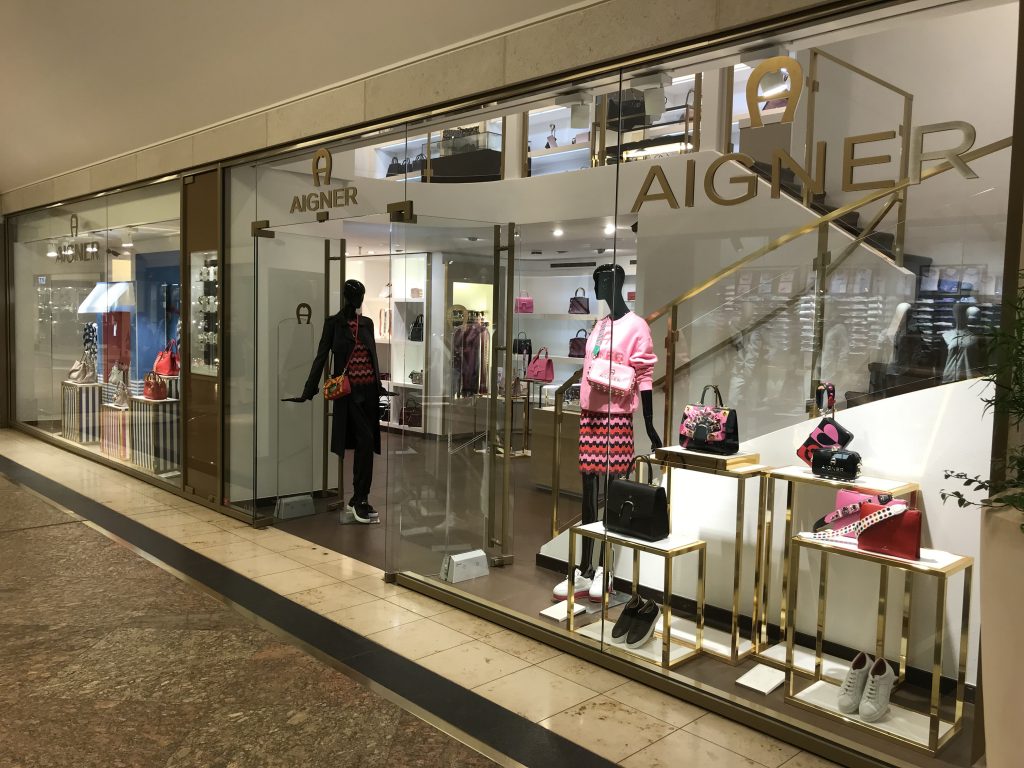 #AIGNERLOVE - DUESSELDORF Aigner shop, May 2018, Model and Blogger Alexandra Lapp wearing the it-bag Aigner Candice bag S in pink with black and white combined with the Love shoulder strap.