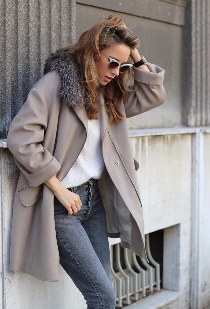 Model and Blogger Alexandra Lapp wearing a Céline Box Bag Look with a wool coat with fur collar in taupe, a light white wool sweater by Zara, grey Levi’s jeans, camouflage Gianvito Rossi pumps, vintage Gucci sunglasses and a light grey Céline box bag in Düsseldorf, Germany.
