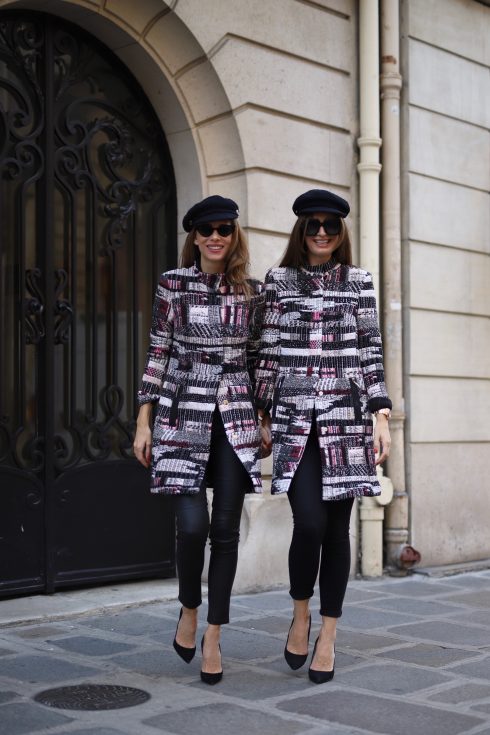 Alexandra Lapp in a Twinning Look with Lena Terlutter wearing a multi-colored Blazer Jacket in jersey jacquard by Airfield, black leather pants from Current Elliott, a simple white T-Shirt from Vince, vintage Chanel bakerboy cap in black, High Heels in black by Christian Louboutin and cat-eyed sunglasses in black by Illesteva.