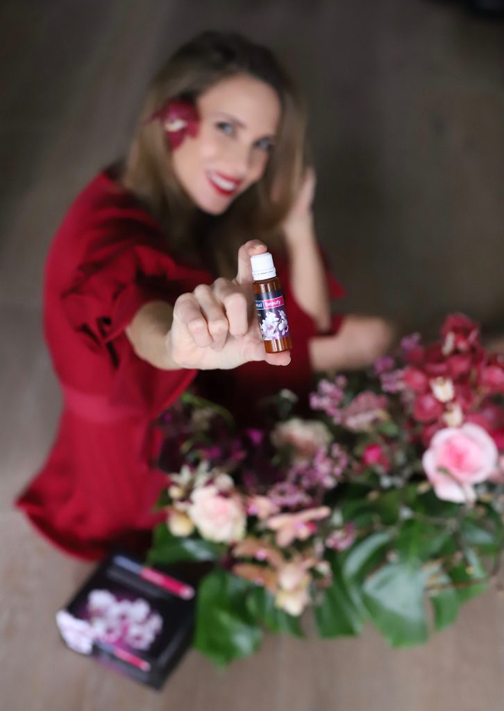 Alexandra Lapp enjoying her tasty Orthomol Beauty drink to support her natural beauty