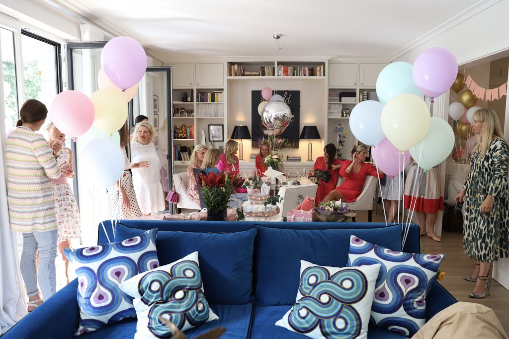 Alexandra Lapp organizing a babyshower for her pregnant sister Isabel Lapp.