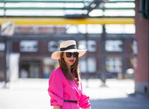 Alexandra Lapp is seen wearing an oversized pink blazer from H&M, Gucci waist belt, Sensi Studio straw hat, Sensi Studio straw bag in combination with Tote Le Chiquito Mini bag from Jacquemus, Parabel Gurung mini leather skirt, Cult Gaia sandals in black.