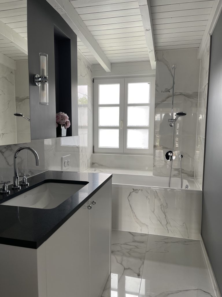 Alexandra Lapp is refurbishing the bathroom of her new apartment with products by Villeroy & Boch Fliesen, Villeroy & Boch, Caparol Icons, Dornbracht, Thelen Drifte, Naturstein Meyer, and Furnierholz Handelsgesellschaft.
