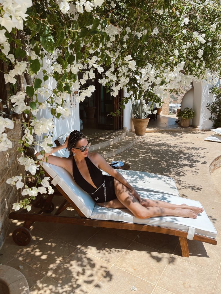 Alexandra Lapp is spending a good time with friends at the Cycladic Gem Luxury Villa, on Ios in Greece.