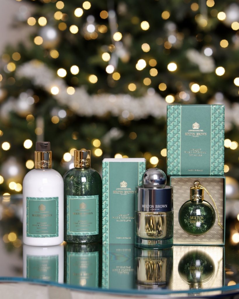 Diese Weihnachten schwelgt Alexandra Lapp in Erinnerungen mit der Limited Edition Kollektion Jubilant Pine & Patchouli von Molton Brown.