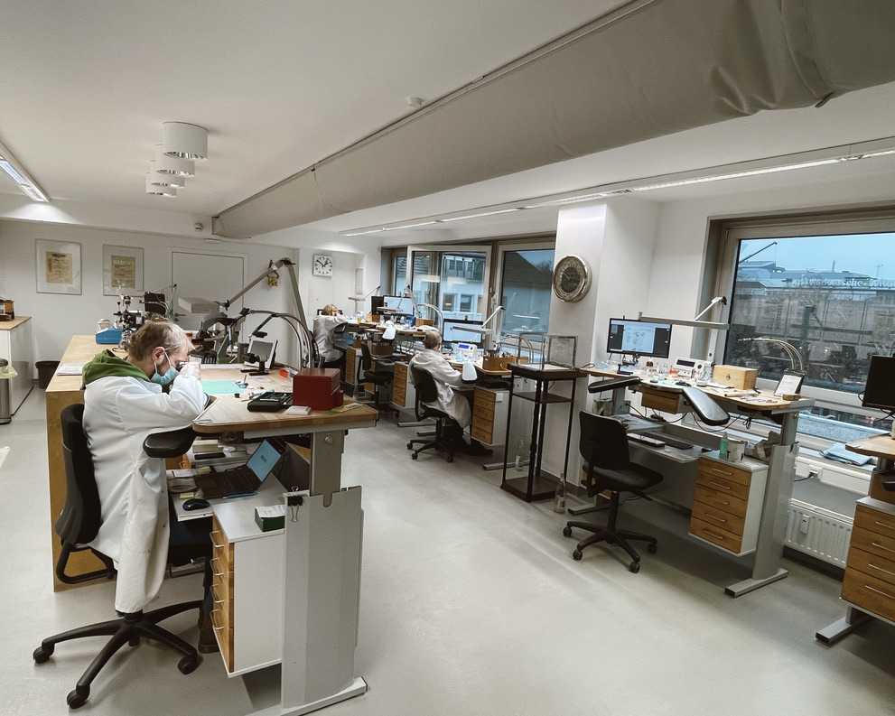 Alexandra Lapp discovers the latest luxury watch collections at Blome Uhren in Düsseldorf, Germany and gives a little glimpse behind the scenes of the beautiful watch shop and repair studio.