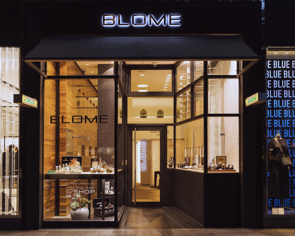 Alexandra Lapp discovers the latest luxury watch collections at Blome Uhren in Düsseldorf, Germany and gives a little glimpse behind the scenes of the beautiful watch shop and repair studio.