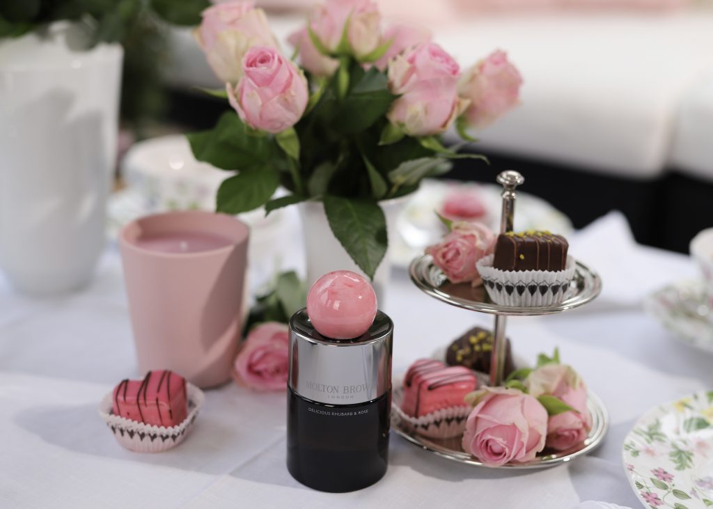 Alexandra Lapp zelebriert ihre Leidenschaft für klassischen, britischen Nachmittagstee mit dem neuen Delicious Rhubarb & Rose Eau de Parfum von MOLTON BROWN.