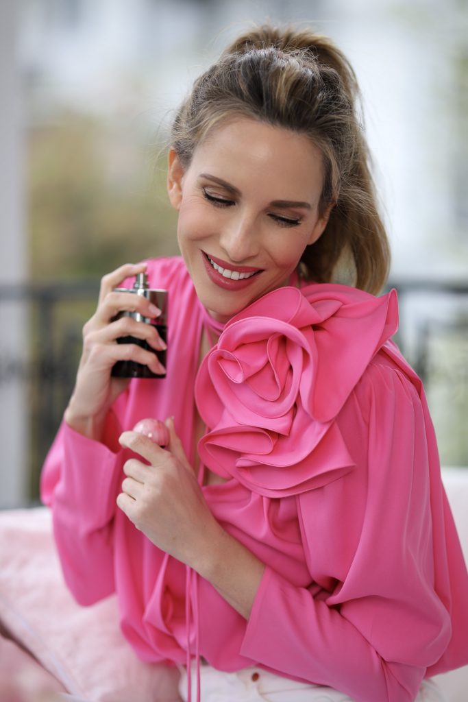 Alexandra Lapp zelebriert ihre Leidenschaft für klassischen, britischen Nachmittagstee mit dem neuen Delicious Rhubarb & Rose Eau de Parfum von MOLTON BROWN.