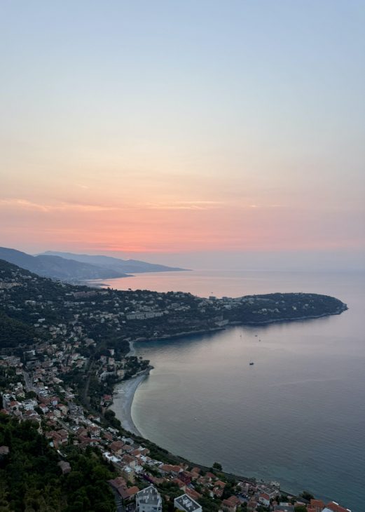 Alexandra Lapp returns to The Maybourne Riviera, a hotel perched high above the Mediterranean in Roquebrune-Cap-Martin and overlooking the sparkling lights of Monte-Carlo, it is a retreat where architecture, design, and nature exist in perfect harmony, suspended between horizon and sea.