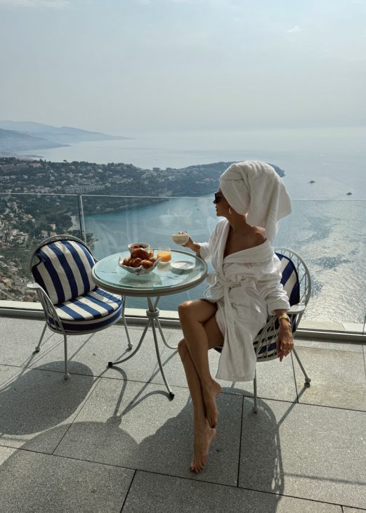 Alexandra Lapp returns to The Maybourne Riviera, a hotel perched high above the Mediterranean in Roquebrune-Cap-Martin and overlooking the sparkling lights of Monte-Carlo, it is a retreat where architecture, design, and nature exist in perfect harmony, suspended between horizon and sea.